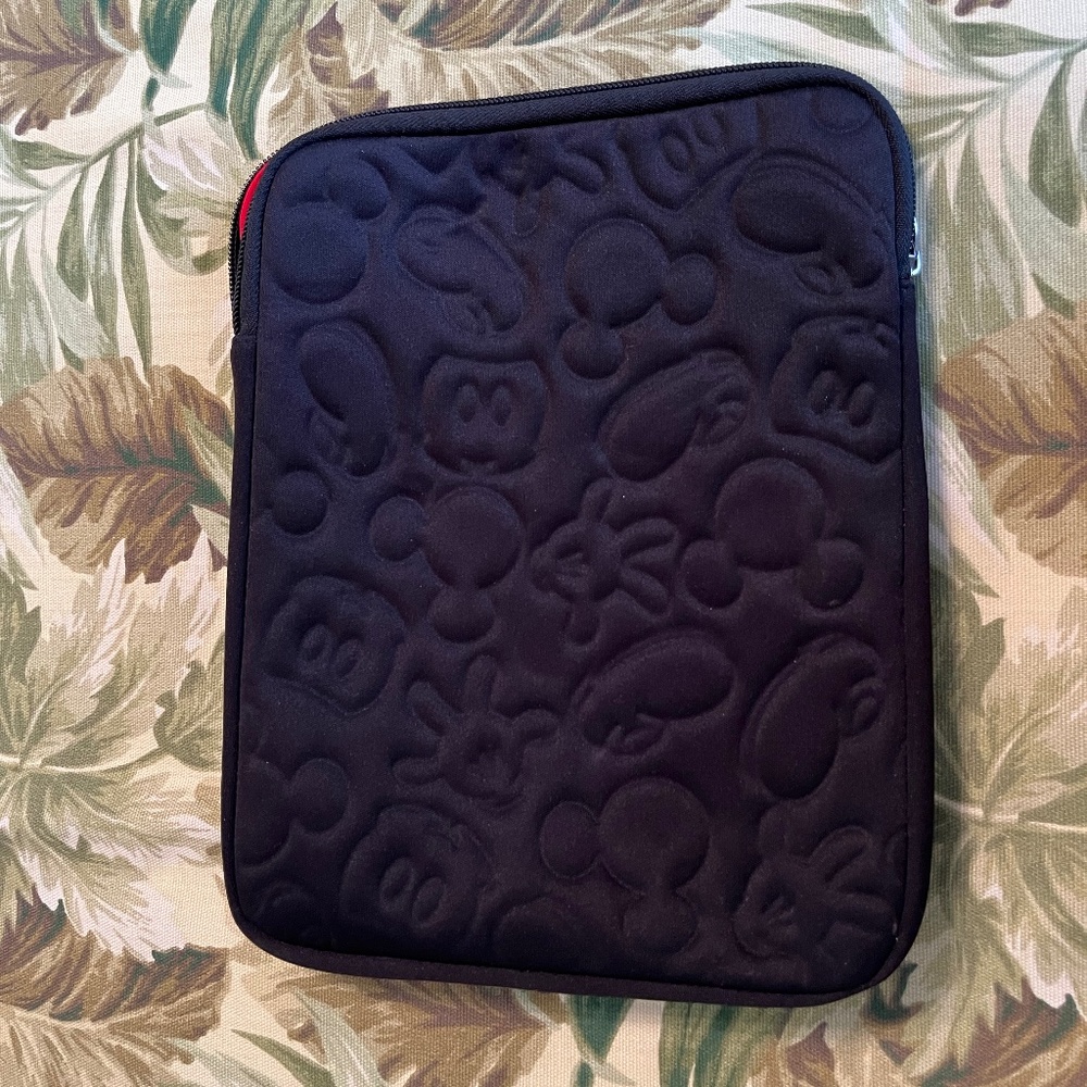 Disney Parke Mickey Mouse Tablet/Ipad  Zip Case/Sleeve bag